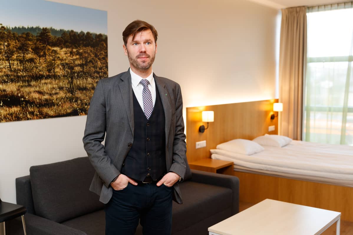 Hotellihuoneita varataan paljon esimerkiksi etätyökonttoreiksi, kertoo Go Hotel Shnellin johtaja Alver Pupart.