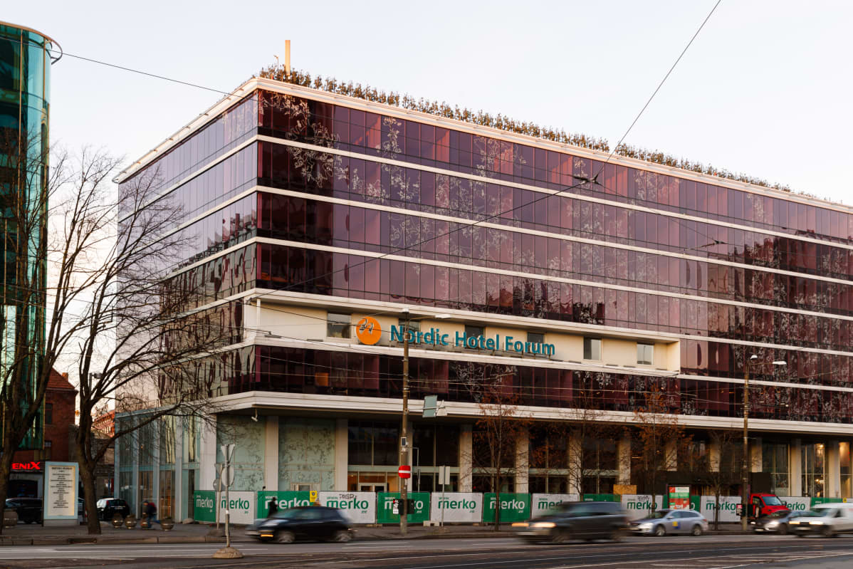 Moni Tallinnan hotelleista on mennyt remonttiin, sillä koronan vuoksi asiakkaita ei ole. Esimerkiksi keskustassa sijaitseva Nordic Hotel Forum on parhaillaan remontissa.