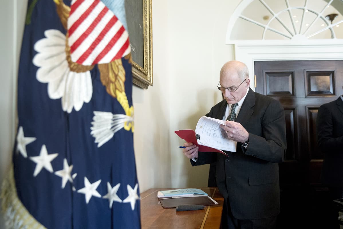 Valkoisen talon henkilöstöpäällikkönä toiminut John Kelly tutkii papereita vuonna 2018.