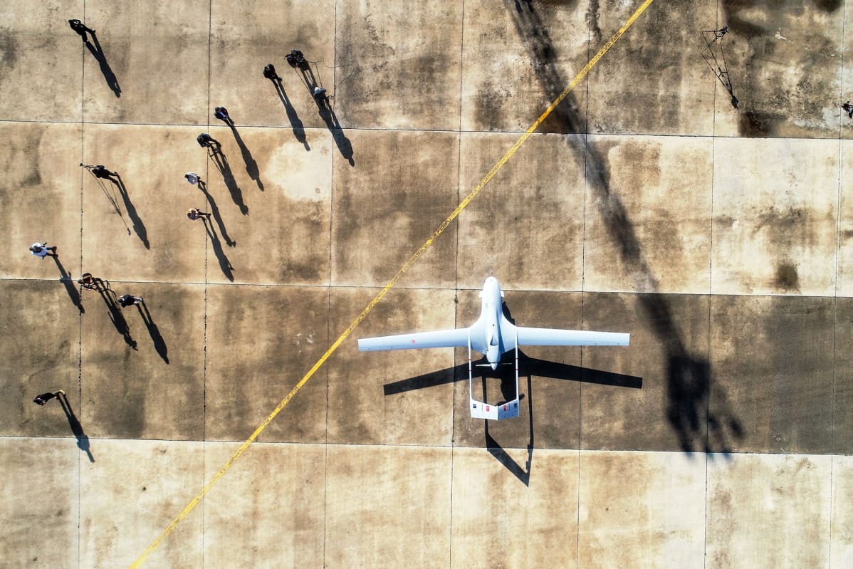 Bayraktar TB2 drone kuvattuna ilmasta lentokentällä Kyproksella.
