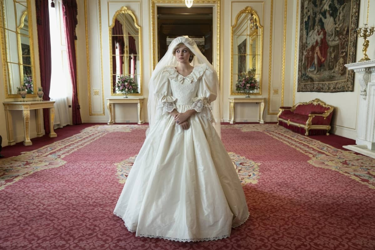 Emma Corrin hääpuvussa.