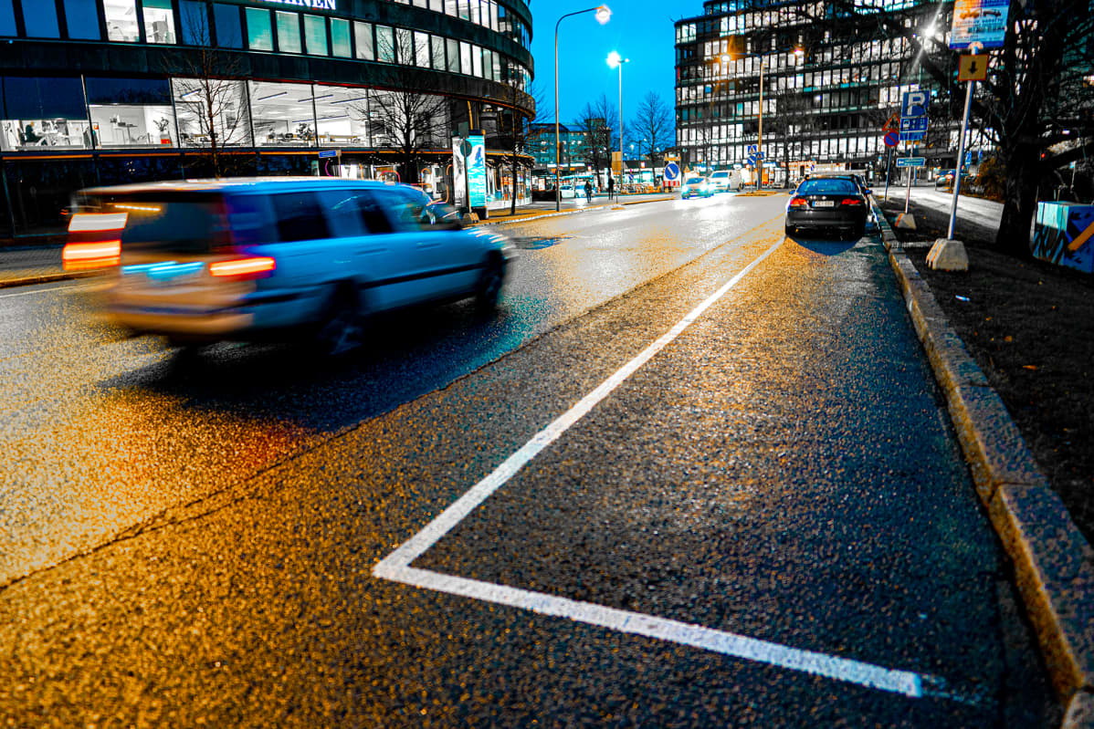 Tyhjiä parkkipaikkoja kadunvarressa.
