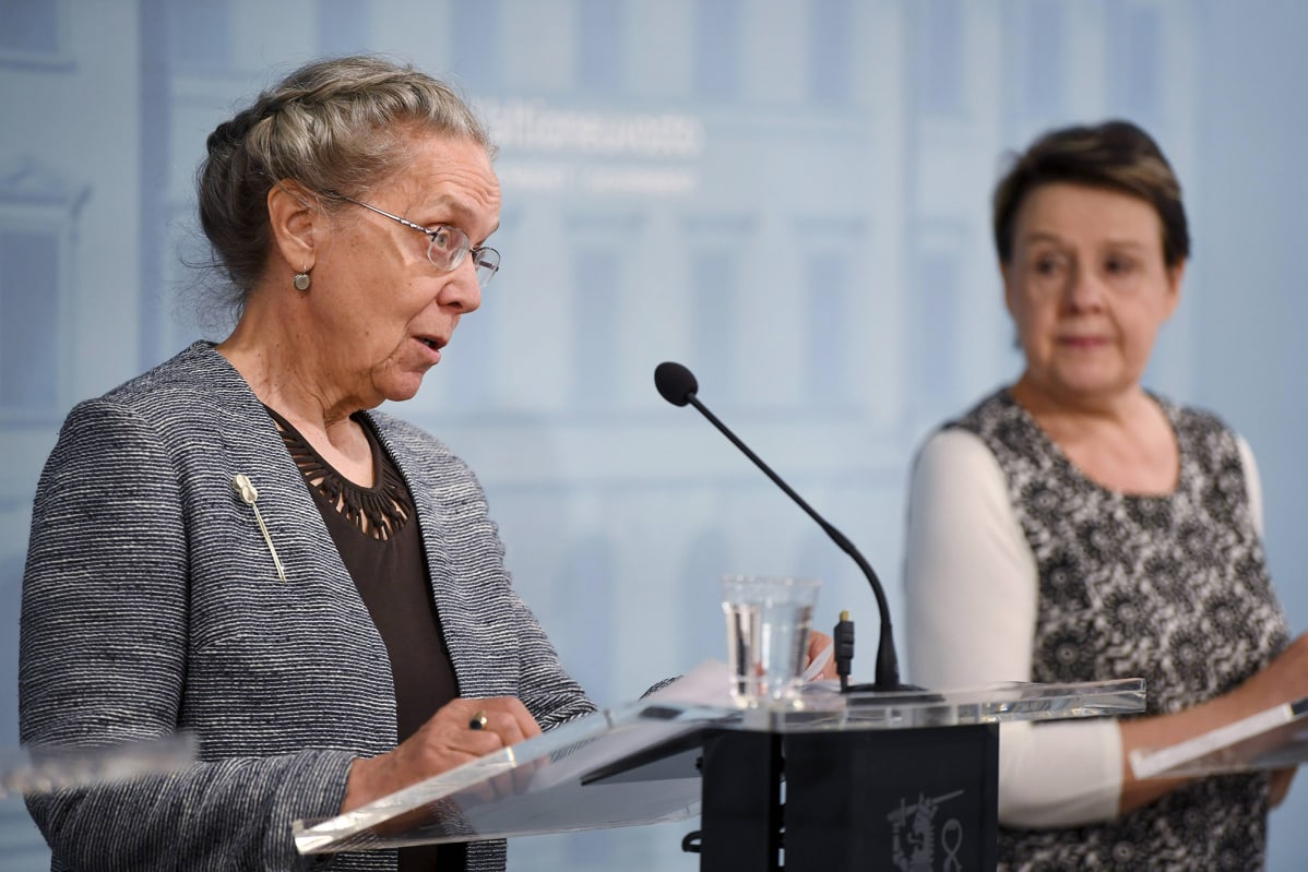 STM:n kansliapäällikkö Kirsi Varhila (oik.) ja emeritaprofessori Marjukka Mäkelä julkistivat selvityksen kasvosuojusten käytöstä koronavirustartuntojen ehkäisemisessä Helsingissä 29. toukokuuta 2020.