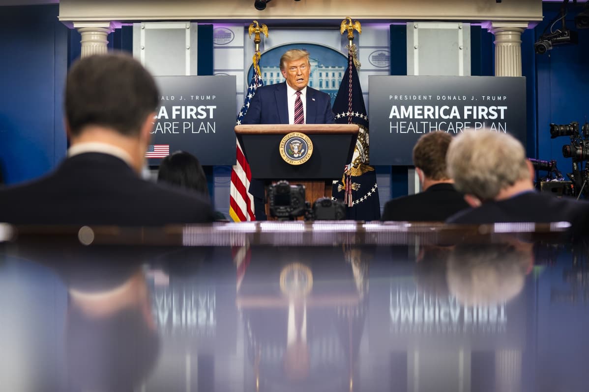 Donald Trump puhuu pressitilaisuudessa marraskuussa 2020.