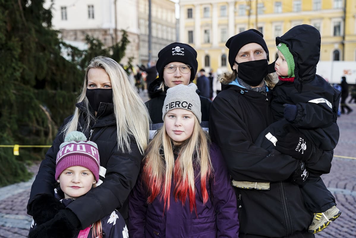 Helsingin jouluavausta 2020 vietettiin Senaatintorilla sunnuntaina aurinkoisessa säässä.