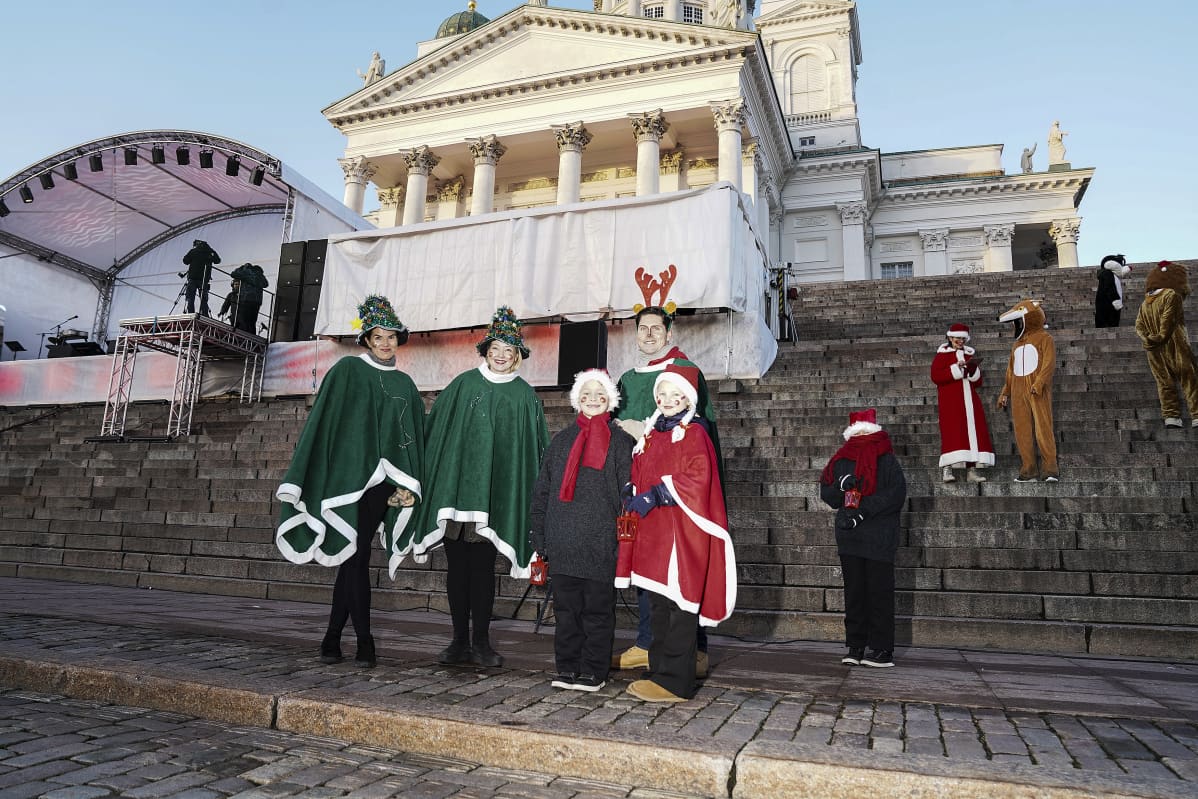 Helsingin jouluavausta 2020 vietettiin Senaatintorilla sunnuntaina aurinkoisessa säässä.