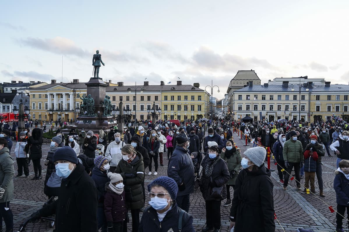 Helsingin jouluavausta 2020 vietettiin Senaatintorilla sunnuntaina aurinkoisessa säässä.