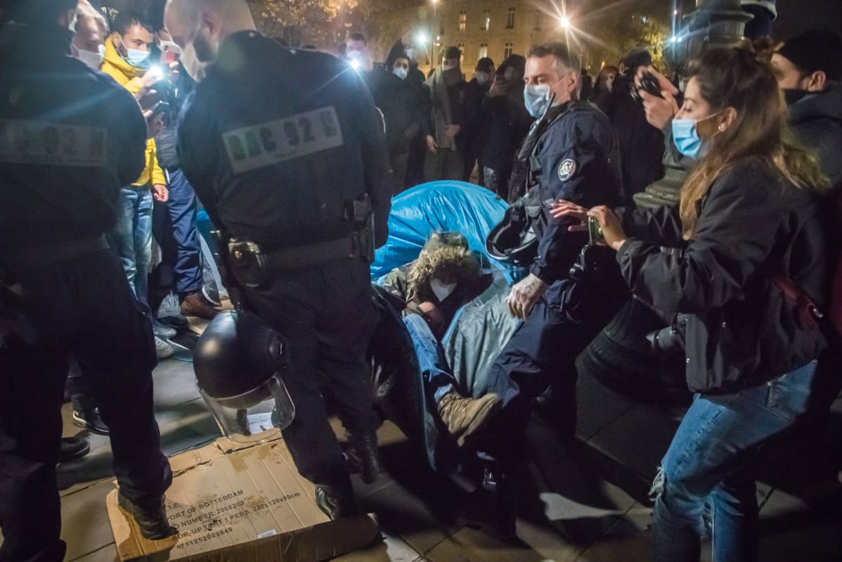 Poliisi tempoo ihmistä teltasta