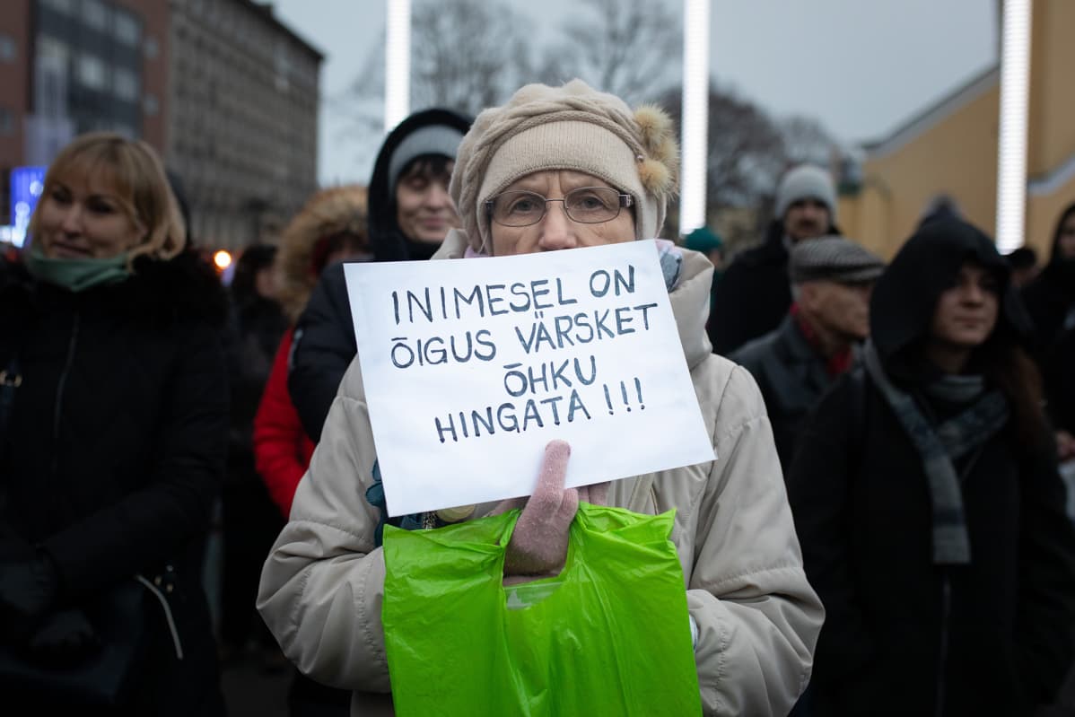 "Ihmisellä on oikeus hengittää raikasta ilmaa", luki mielenosoittajan kyltissä tänään Tallinnassa.
