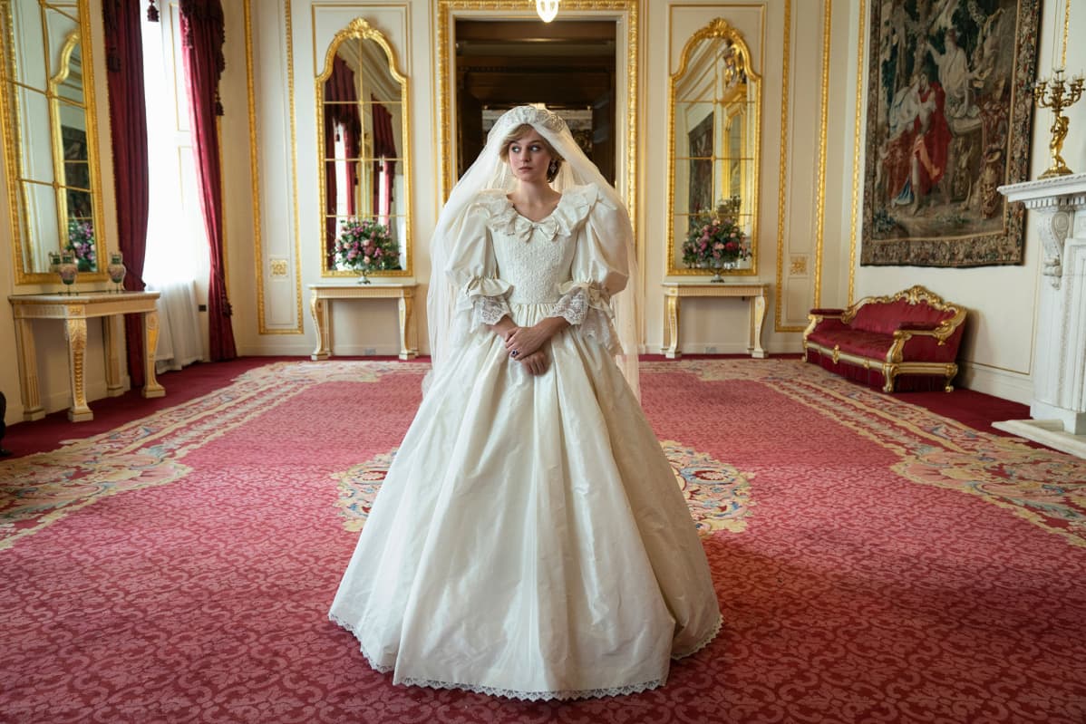 TV-sarjasta THE CROWN ja näyttelijä Emma Corrin näyttelee Diana Princess of Wales.