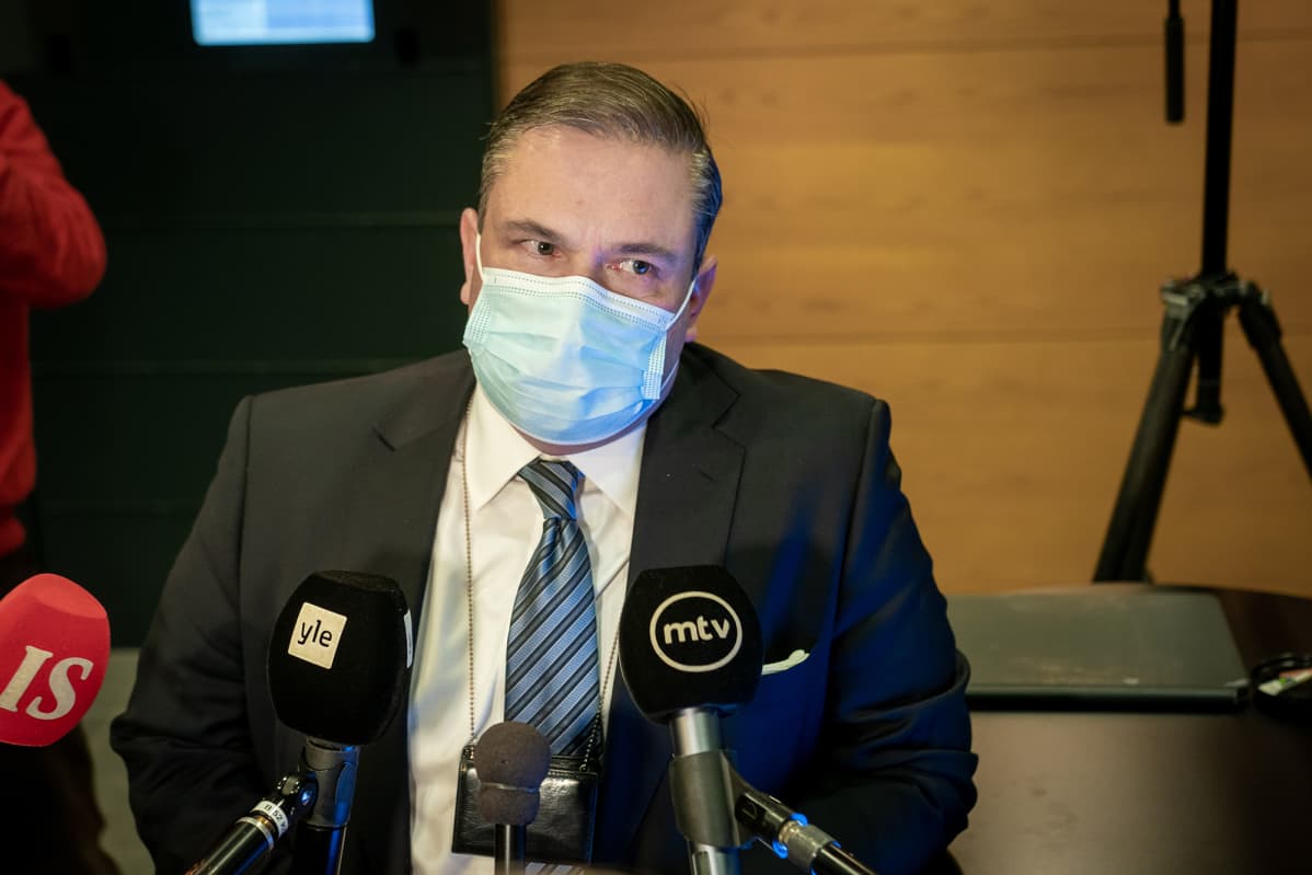 Erikoissyyttäjä Mikko Sipilä toimittajien haastateltavana Helsingin oikeustalossa.