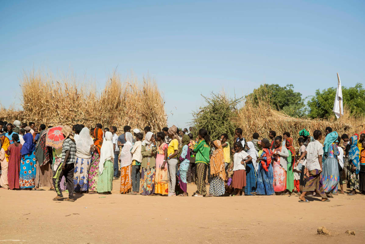 Ihmisiä ruokajonossa pakolaisleirillä Sudanissa.