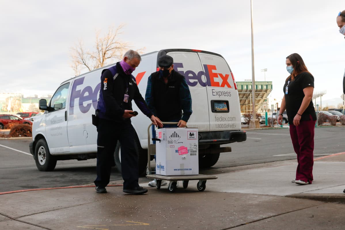 autosta tuodaan pakettia.