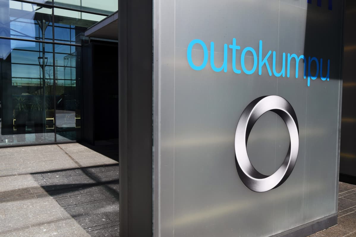 Teräsyhtiö Outokummun logo yhtiön pääkonttorilla Salmisaaressa Helsingissä.