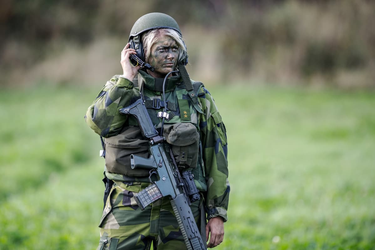 Ruotsalainen sotilas lähikuvassa.