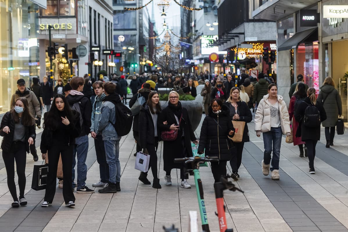 Vilinää Drottninggatanilla joulukuussa.