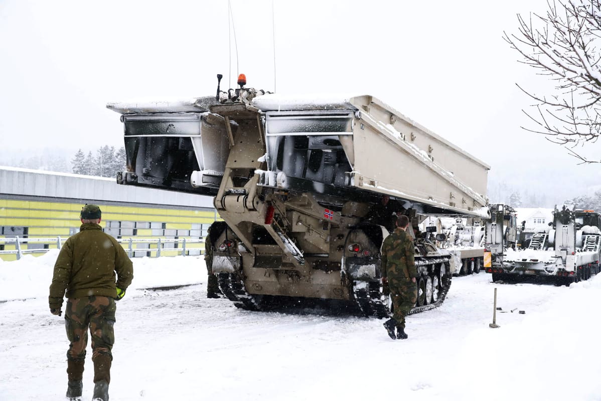 Kuvassa Norjan armeijan liikkuva siltakone.