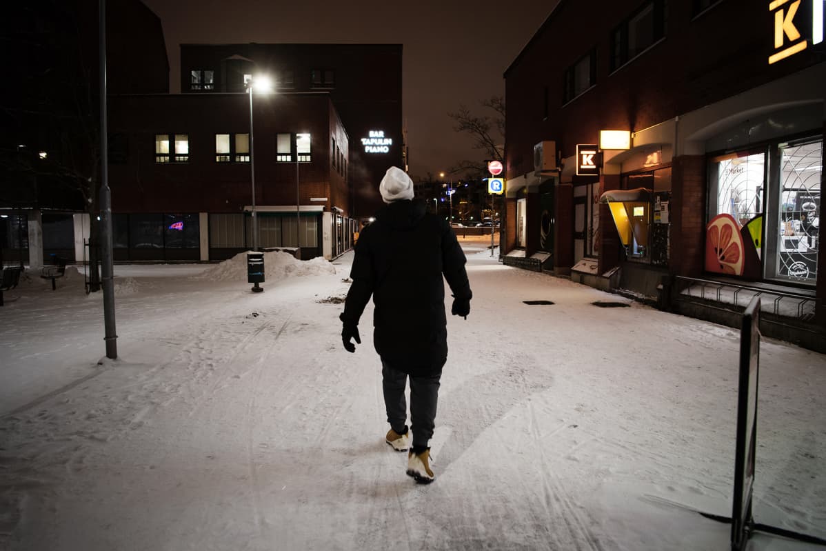 Jere Karalahti kävelee helsinkiläisessä lähiössä.
