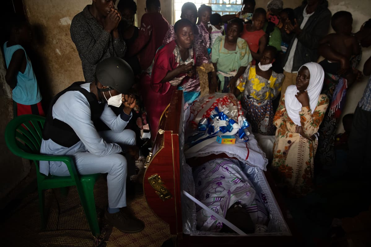 Bobi Wine itkee kannattajansa hautajaisissa Kampalassa keskiviikkona.