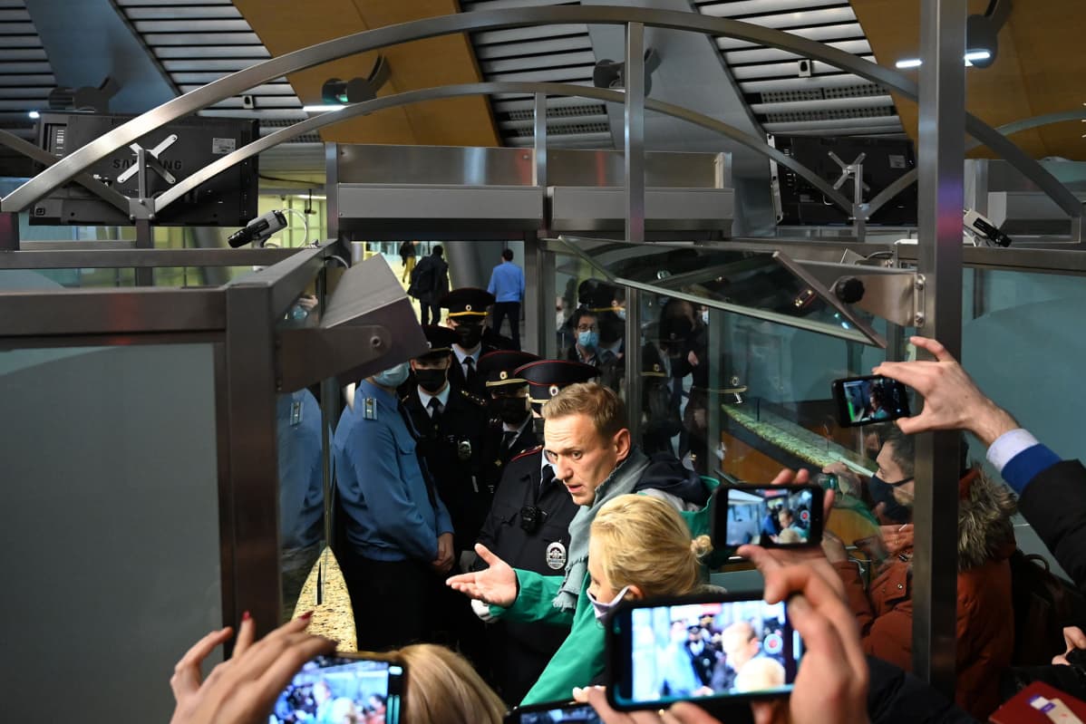 Venäläinen oppositiojohtaja Alexei Navalny passintarkastuksessa Moskovan lentokentällä.