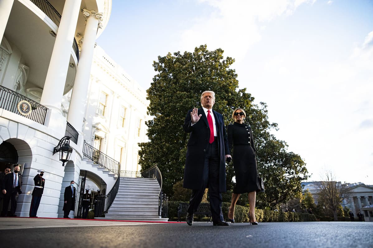 Donald Trump ja Melania Trump kävelevät Valkoisen talon pihalla.