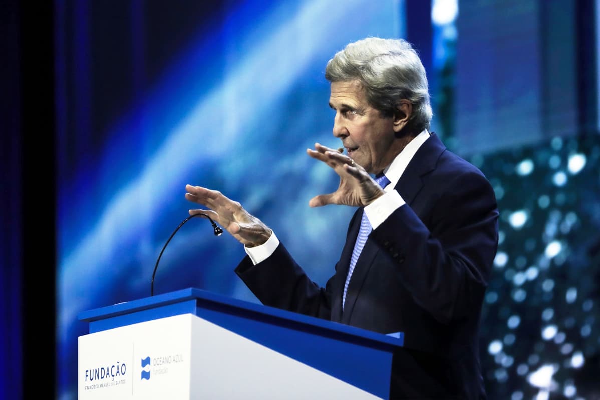 John Kerry puhuu ilmastokonfrensissa Portugalissa.