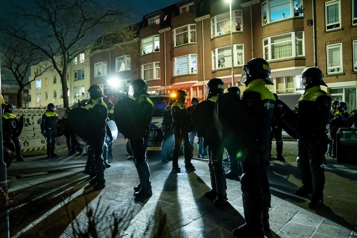 Poliisit partioimassa Rottedamissa 26. tammikuuta.