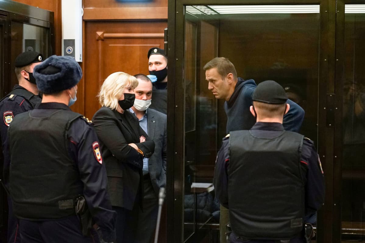 Aleksei Navalnyi tuomioistuimessa sijaitsevassa lasikopissa Moskovassa.