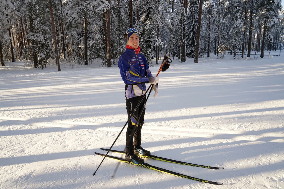Jani Koponen hiihtämässä