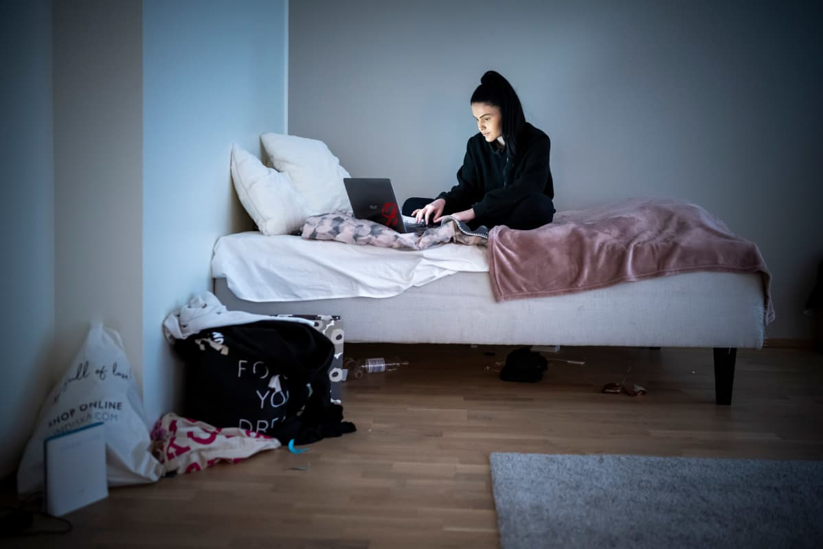 Theresa Laaksonen selaa läppäriä sängyssään