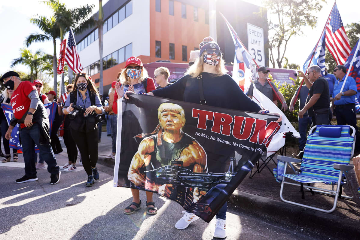 Kannattajat odottavat Floridassa kadun varrella Donald Trumpin paluuta.