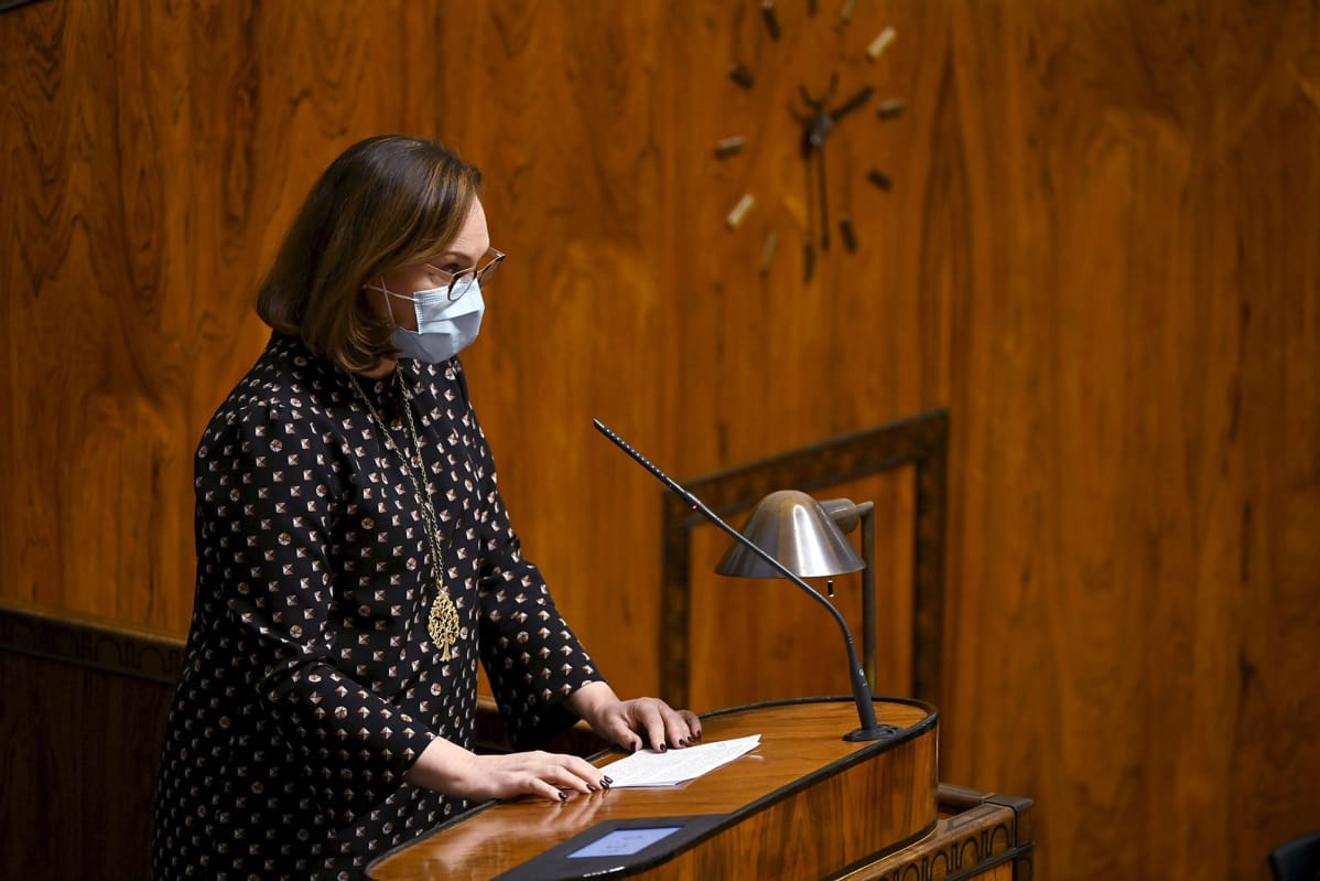 Anne-Mari Virolainen puhuu eduskunnan täysistunnossa.