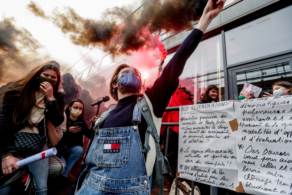 Opiskelijat osoittavat mieltään koronarajoituksia vastaan.