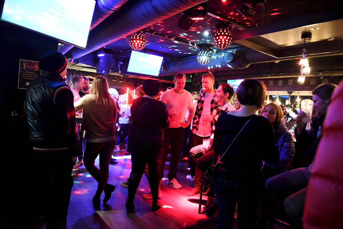 Asiakkaita ravintola Ihkussa Levin hiihtokeskuksessa Kittilässä 20. marraskuuta 2020.