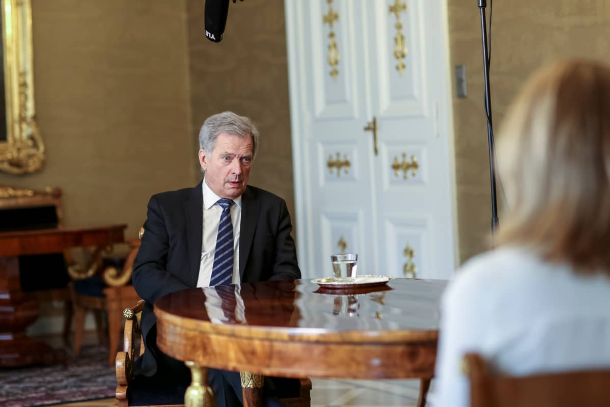 Tasavallan presidentti Sauli Niinistö on yksi johtavista poliitikoista, jotka kertovat sarjassa koronan herättämistä tunnoistaan.