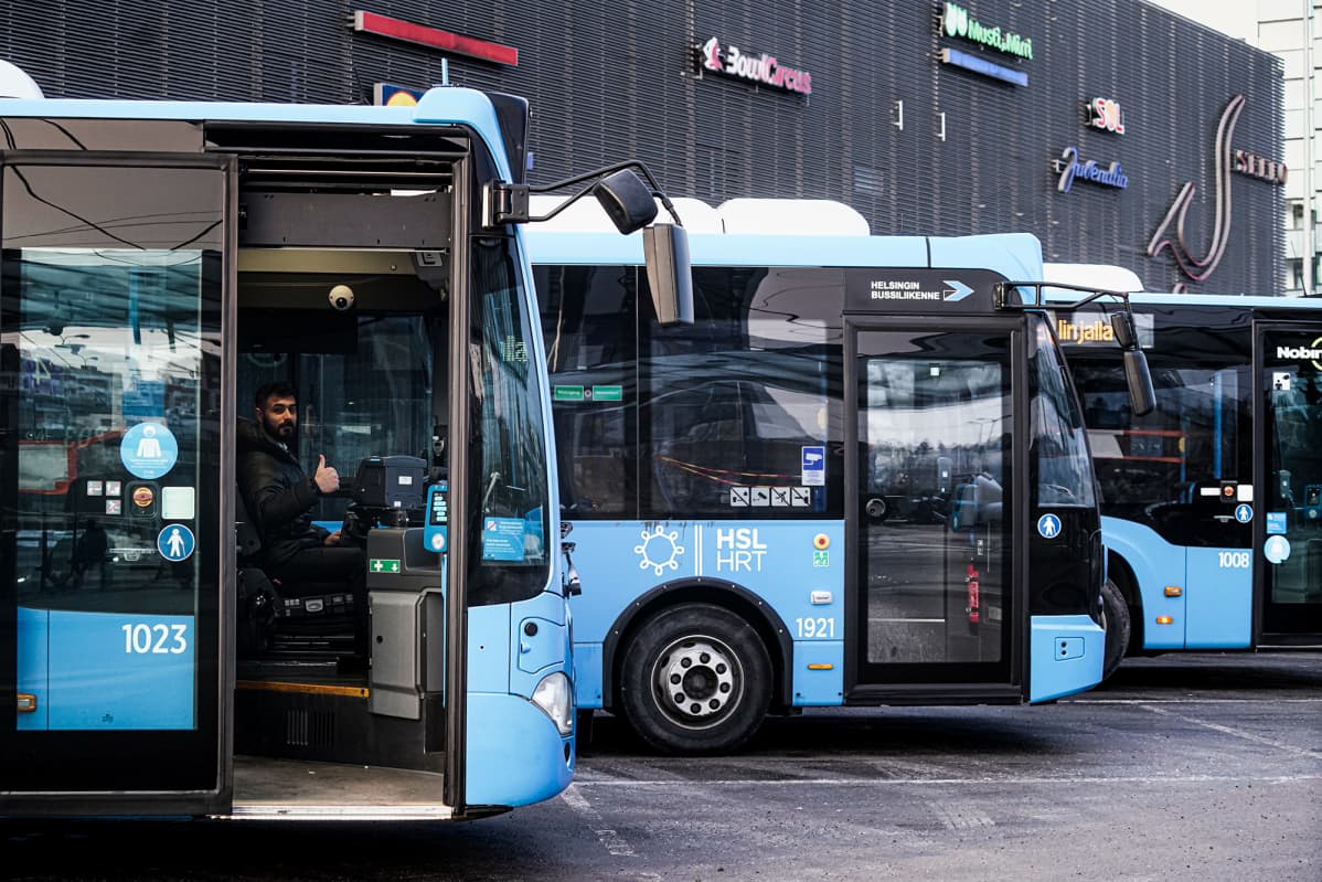 Leppävaaran asemalla kuljettaja Ahmad Al Allaouli bussissa.
