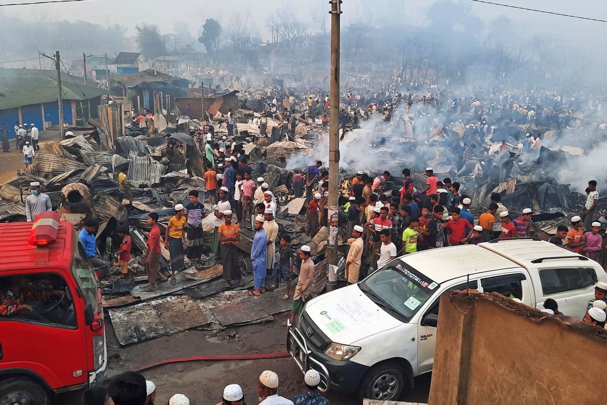 Ihmiset ovat kerääntyneet tarkastelemaan pakolaisleirin palon tuhoja Ukhiassa, Cox's Bazarissa Bangladeshissa.