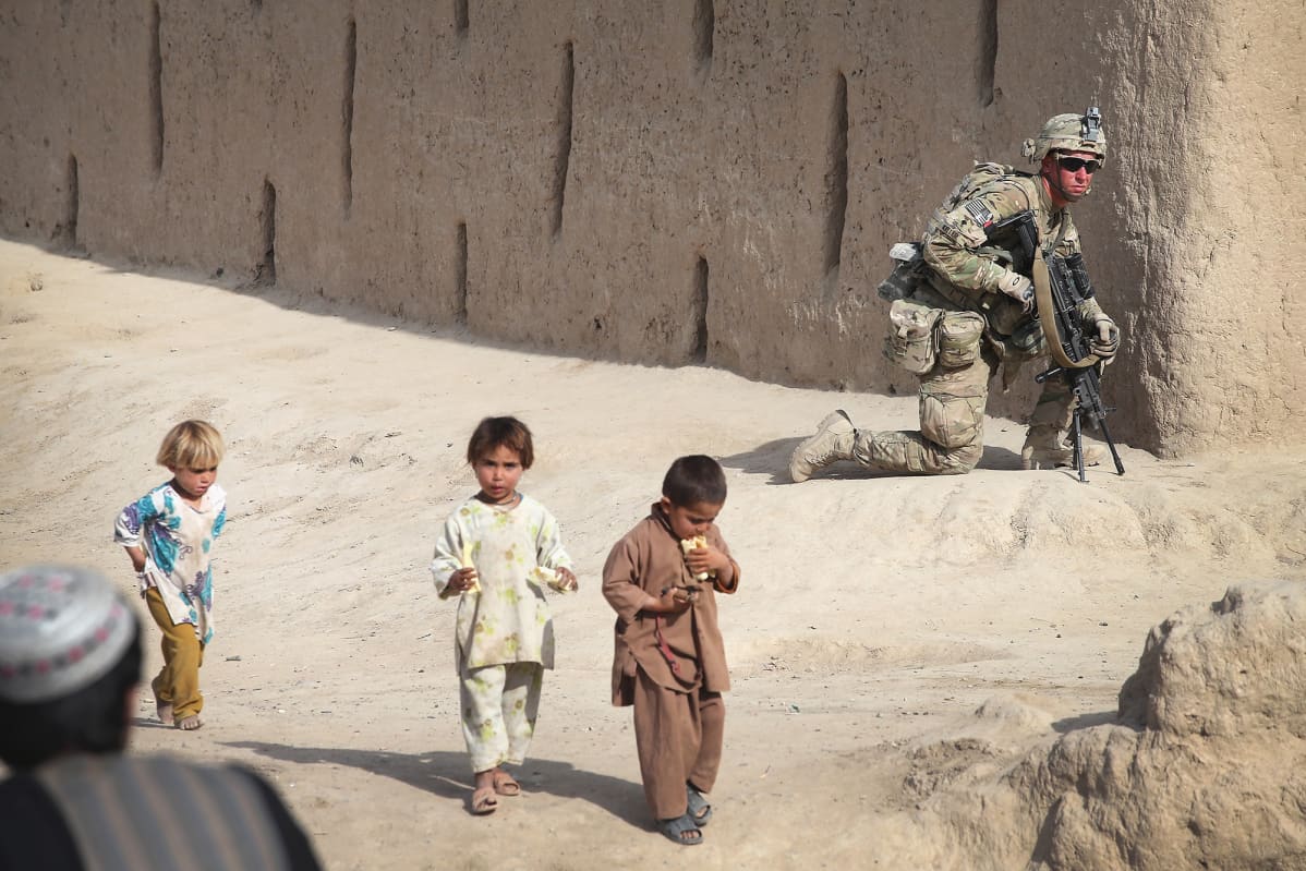Yhdysvaltain sotilas ja lapsia Afghanistanissa.