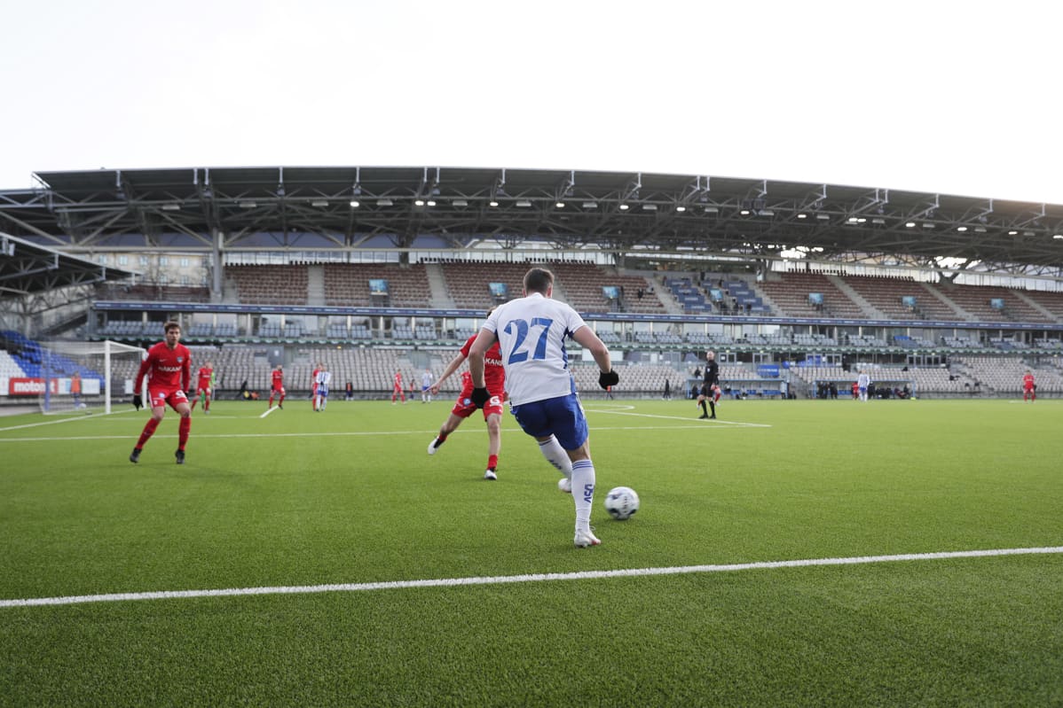 Tyhjä katsomo jalkapallon Suomen Cupin välieräottelussa HJK vs FC Inter Helsingissä.