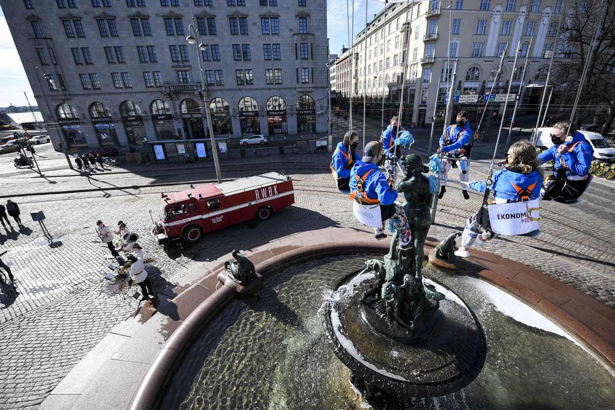 Svenska handelhögskolans studentkår pesi ja lakitti Havis Amanda -patsaan 20. húhtikuuta.
