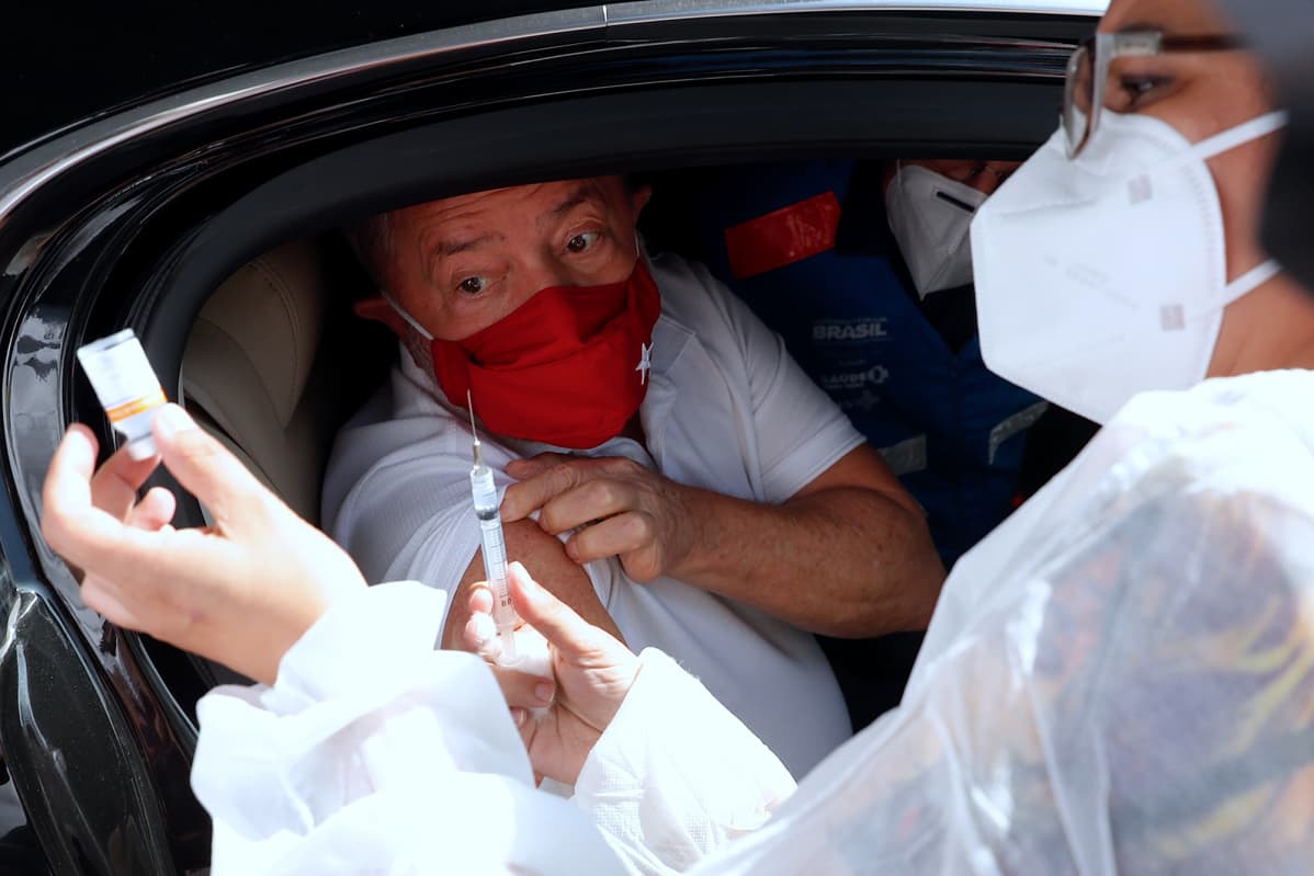 Luiz Inacio Lula da Silva saa rokotteen.