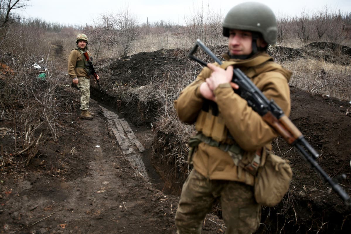 Ukrainan armeijan sotilaat partioivat raja-alueella.