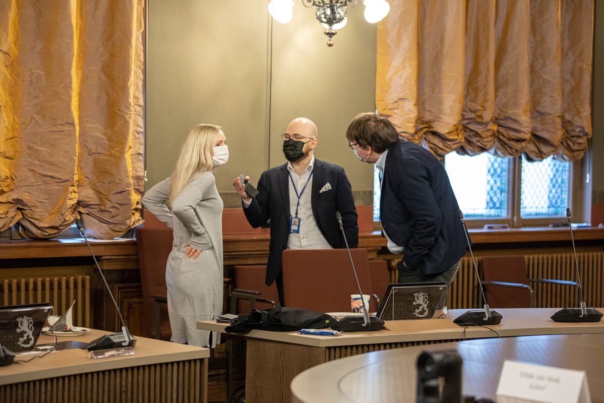 Maria ohisalo Säätytalon neuvotteluhuoneessa.