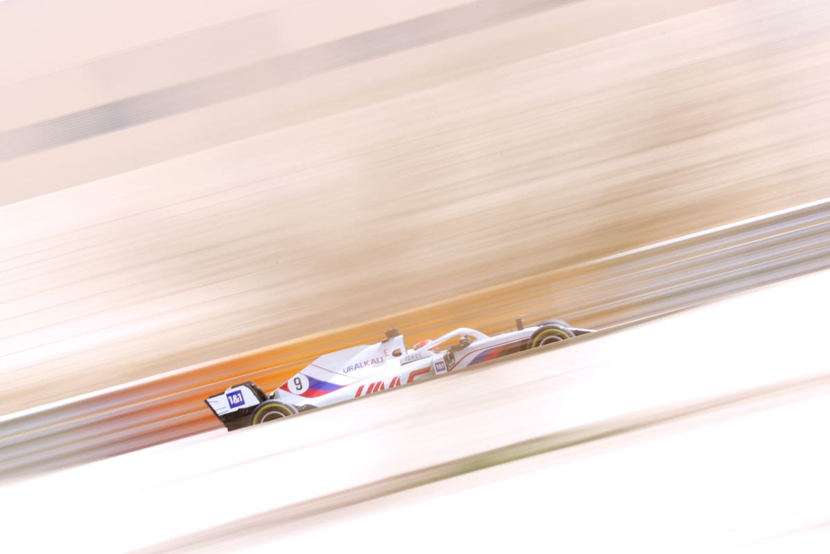 Mazepinien sponsorisopimuksen myötä Haasin F1-auto on maalattu Venäjän lipun väreihin. Auton värimaailma on herättänyt ihmetystä, koska Venäjän dopingrangaistuksen vuoksi maan kansallistunnukset ovat kiellettyjä Maailman antidopingtoimiston Wadan alaisissa kilpailuissa. Wada tutki keväällä asiaa, mutta päätti, että yhdysvaltalaistalli saa käyttää värejä autossaan.