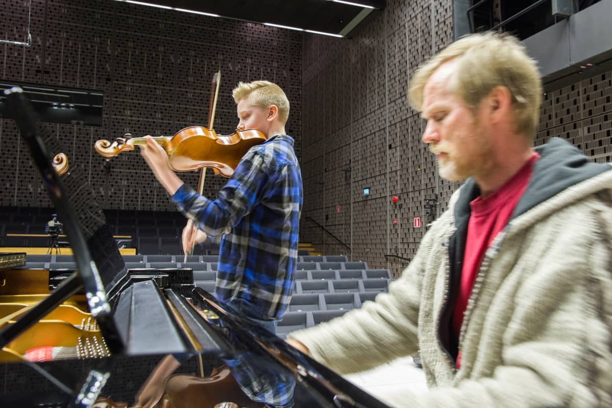 Nuori viulisti Kristian Sallinen ja viulunsoitonopettaja Teemu Kupiainen.