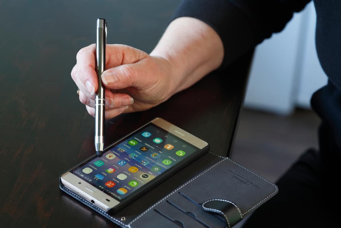 Nainen mobiililaitteella verkossa.