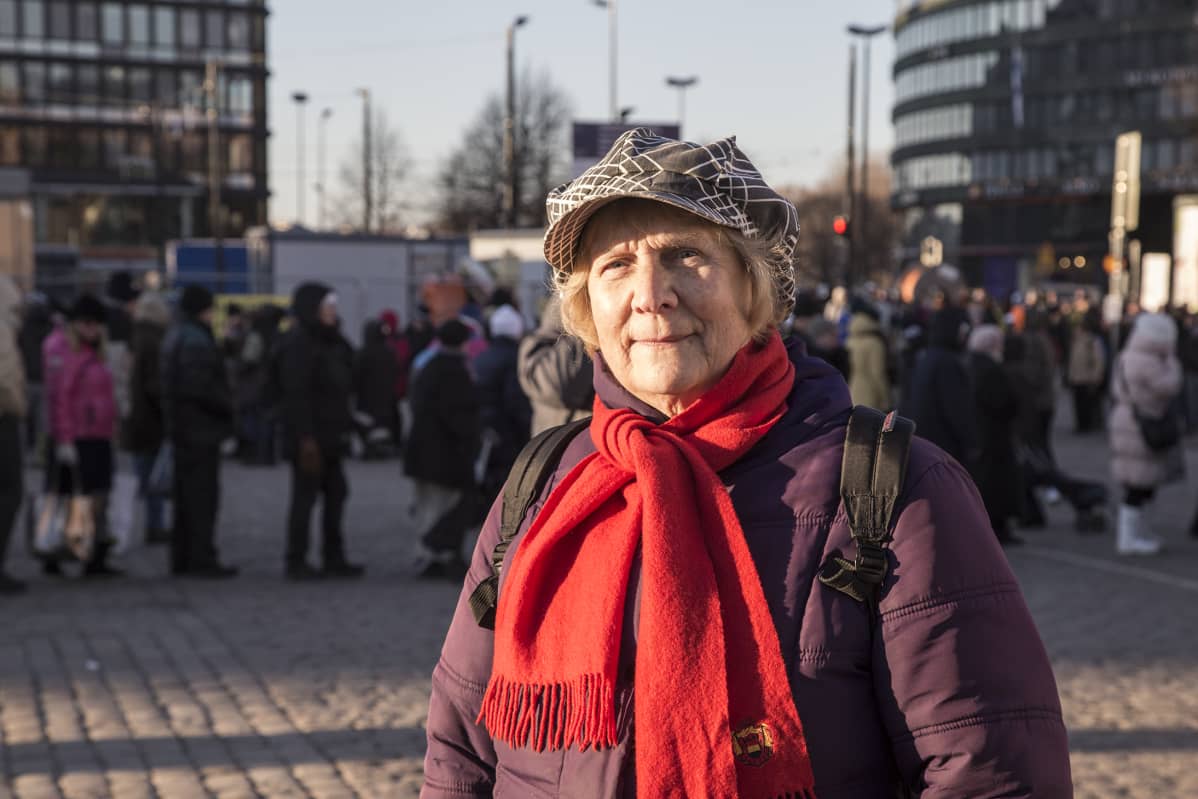 Heikki Hurstin itsenäisyyspäivän viettoa Helsingin Hakaniemessä. Kuvassa on Tellervo-niminen nainen.