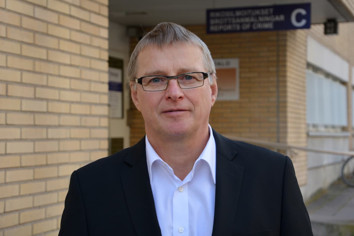 Teijo Ristola seisoo Lounais-Suomen poliisilaitoksen edessä.