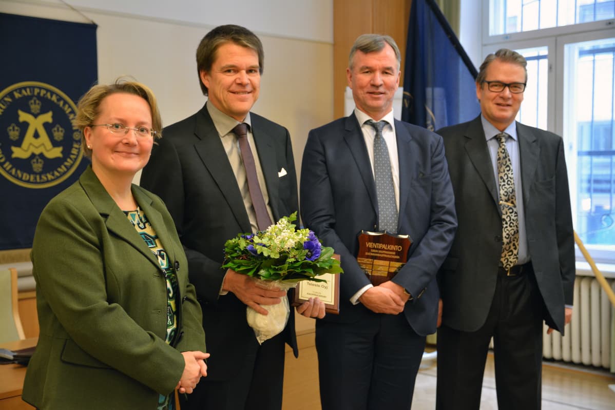 Jaana Mäkikalli (WTC Turku), Hanno Narjus (Teleste), Jukka Rinnevaara (Teleste) och Matti Löyttyniemi (Åbo Handelskammare) vid utdelningen av Årets exportpris 2015.
