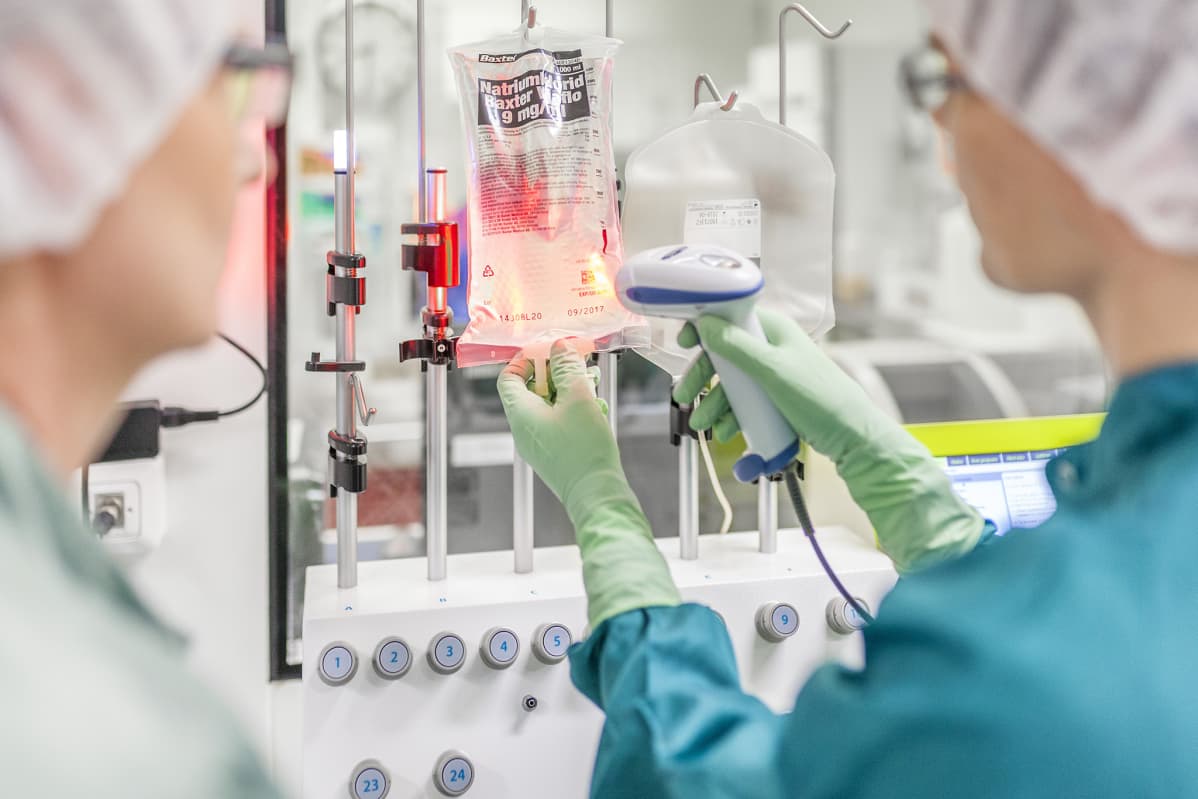 Kaksi laboratoriohoitajaa käyttävät CliniMACS-konetta.